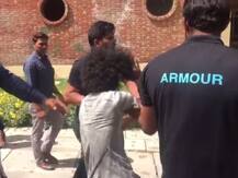 विदेशी छात्रों के साथ गार्डों ने की मारपीट, सोशल मीडिया पर वायरल हुआ वीडियो