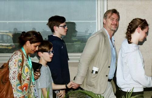  हॉलीवुड डायरेक्टर क्रिस्टोफर नोलन अपनी पूरे परिवार के साथ भारत पहुंच गए है. क्रिस्टोफर यहां तीन दिन की ट्रिप पर हैं. ऐसे में हम आपके लिए लाए हैं उनकी और उनके पूरे परिवार की तस्वीरें. तो देर किस बात की तस्वीरें देखने के लिए रुख कीजिए आगे की स्लाइड्स का. (तस्वीर: मानव मंगलानी)