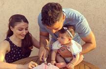 PHOTO: सोहा-कुणाल मे मनाया बेटी इनाया का हाफ बर्थडे, अनोखा था केक