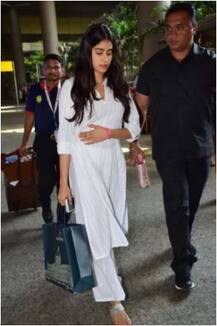 मुंबई एयरपोर्ट पर कैमरे में कैद हुईं जाह्नवी, \'धड़क\' की शूटिंग के बाद कोलकाता से लौटीं