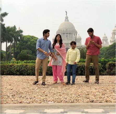 जाह्नवी कपूर को शूटिंग के दौरान कोलकाता के मशहूर विक्टोरिया मेमोरियल के बाहर मस्ती करते देखा गाय था.