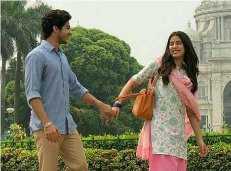 बता दें कि जाह्नवी अपनी डेब्यू फिल्म धड़क शूटिंग के लिए पिछले कुछ दिनों से पश्चिम बंगाल की राजधानी कोलकाता में शूटिंग कर रही थीं.