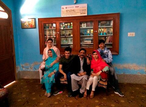 पाकिस्तान: स्वात घाटी में अपने घर पहुंचकर रो पड़ीं मलाला पाकिस्तान: स्वात घाटी में अपने घर पहुंचकर रो पड़ीं मलाला