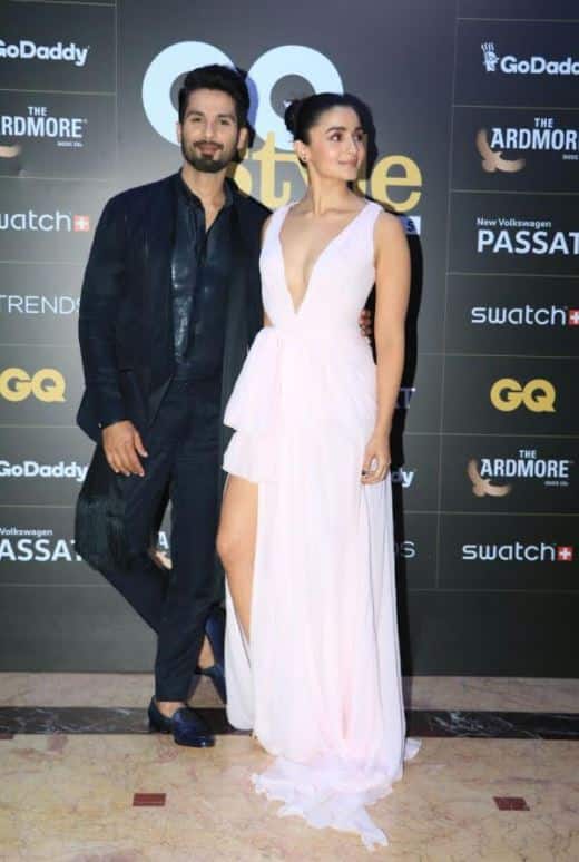 इस दौरान आलिया भट्ट सफेद रंग के गाउन में बेहद प्यारी लग रही थीं. (तस्वीर: मानव मंगलानी)