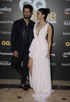 फिल्मों की बात करें तो शाहिद कपूर आखिरी बार फिल्म 'पद्मावत' में नजर आए थे. वहीं आलिया भट्ट रणवीर सिंह के साथ अपनी आने वाली फिल्म 'गली बॉय' की शूटिंग कर रही हैं. (तस्वीर: मानव मंगलानी)