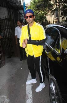 जख्मी कंधे के साथ कैमरे को पोज देते नजर आए रणवीर सिंह, देखें तस्वीरें