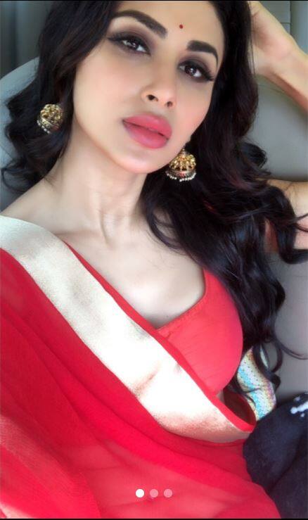 छोटे पर्दे की बड़ी अदाकारा मौनी रॉय बहुत जल्द अब बड़े पर्दे का रुख करने वाली हैं. मौनी ने अपने इंस्टाग्राम अकाउंट के जरिए अपनी चंद बेहद ही खूबसूरत तस्वीरों शेयर किया है.