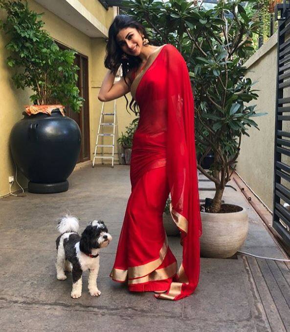 गौरतलब है कि बीते दिनों में मौनी ने काफी फेम हासिल किया है. वह सीरियल के साथ-साथ सोशल साइट्स पर भी काफी एक्टिव रहती हैं. देखें उनकी चंद लेटेस्ट तस्वीरें...