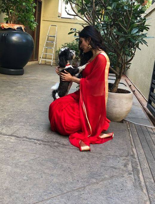  आपको बता दें कि मौनी रॉय जल्द ही अक्षय कुमार के साथ 'गोल्ड' फिल्म के जरिए बॉलीवुड में डेब्यू करने जा रही हैं.