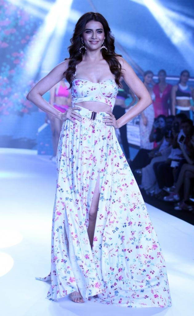 'बिग बॉस' के सीजन 8 में नजर आईं मॉडल करिश्मा तन्ना बीते दिनों मुंबई में एक फैशन वीक के दौरान रैंप पर नजर आईं. 
