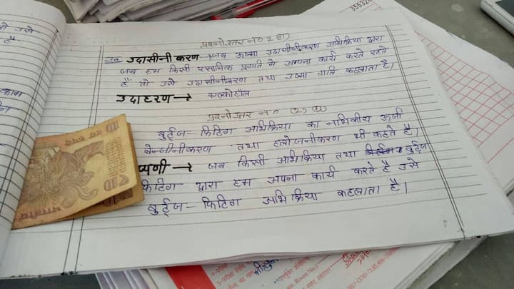 एक स्टूडेंट ने इमोशनल मैसेज में लिखा, ''मेरी मां नहीं है, अगर मैं फेल हो गया तो मेरे पिता मुझे मार डालेंगे.'' वहीं एक स्टूडेंट तो ऐसा भी है जिसने फेल होने पर सुसाइड करने की बात कही है.