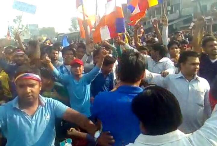 आगरा में प्रदर्शनकारियों ने रेल की पटरियों पर कब्जा कर लिया है. जिसकी वजह से दिल्ली-झांसी रेलवे मार्ग पर कई ट्रेन प्रभावित हुई हैं. जयपुर रुट पूरी तरह ठप हो गया है.
