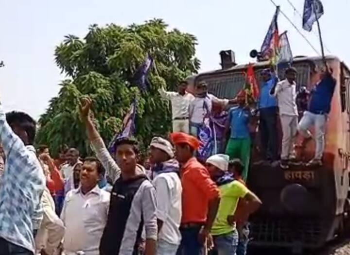 इलाहाबाद में प्रदर्नकारियों ने ट्रेनें रोक दी और उस पर चढ़कर सुप्रीम कोर्ट के फैसले के खिलाफ नारे लगाए.
