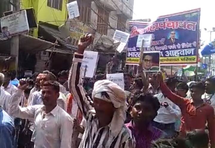 अमरोहा में प्रदर्शनकारी सड़को पर सुप्रीम कोर्ट के फैसले के खिलाफ अपना विरोध जता रहे हैं.