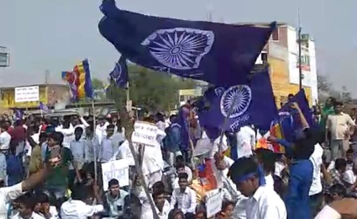 बाराबंकी में दलित संगठन नीले झंडे लेकर सड़कों पर उतरे. जय भीम के नारों के साथ प्रदर्शन कर रहे हैं. चारो तरफ बंद का असर है.