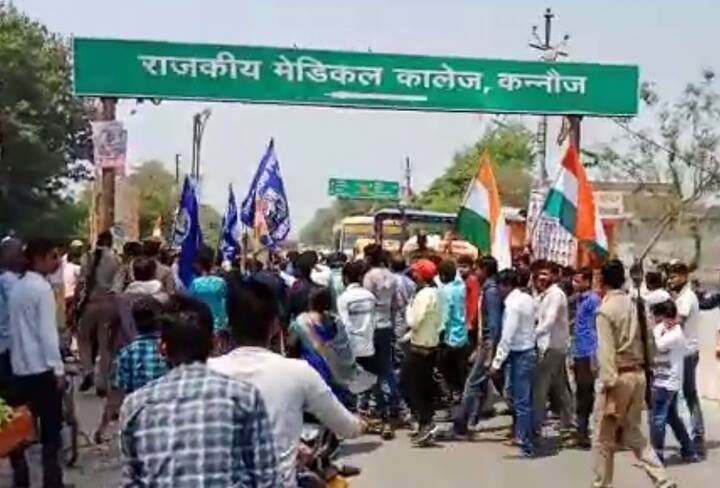 कन्नौज में प्रदर्शनकारी हाथ में झंडा लिए अपना विरोध दर्ज करा रहे हैं. बाजार में बंद का असर साफ तौर पर देखा जा सकता है.
