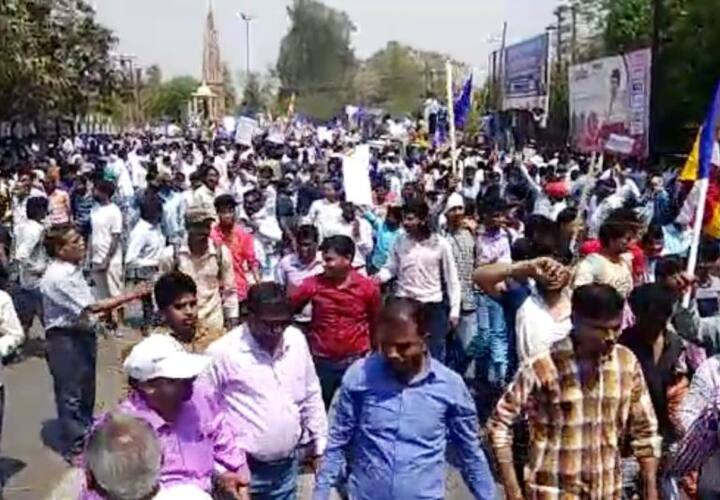 अलीगढ़ में प्रदर्शनकारी सड़कों पर उतर आए हैं. जय भीम के नारों के साथ वो सुप्रीम कोर्ट के एससी एसटी एक्ट पर आए फैसले पर अपना विरोध जता रहे हैं.
