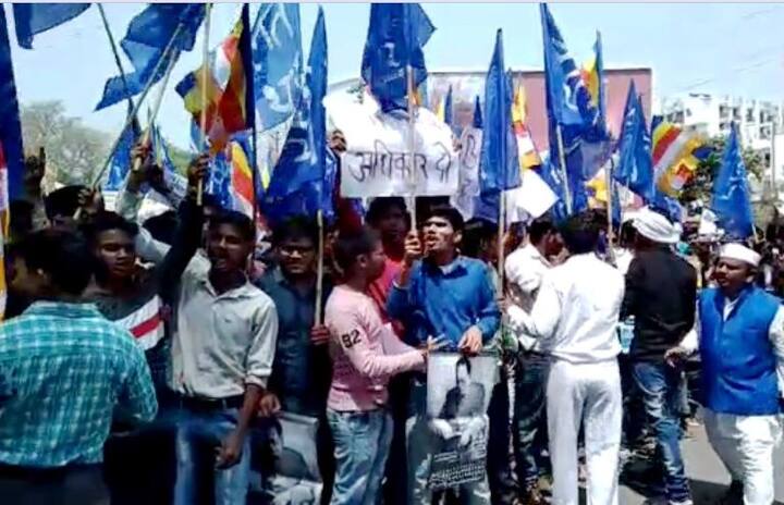 कानपुर में प्रदर्शनकारी हाथ में नीला झंडा और ''हमारा अधिकार दो'' की तख्तियां लिए प्रदर्शन कर रहे हैं.