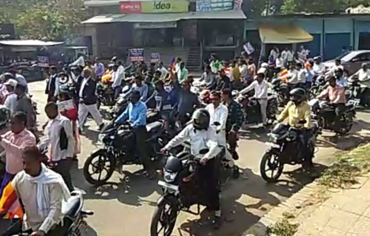 मैनपुरी में दलित संगठन बाइक रैली निकाल कर विरोध प्रदर्शन कर रहे हैं.