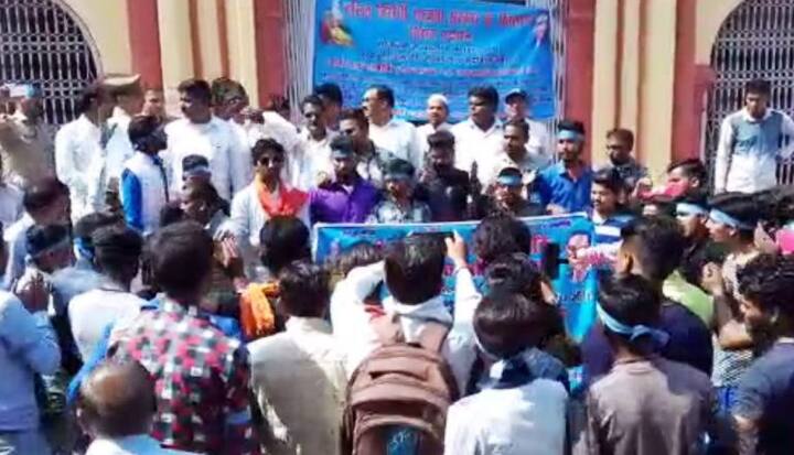 मुरादाबाद में भी दलित संगठनो के कार्यकर्त्ता और दलित समाज के लोग सड़कों पर उतरे हुए हैं और शहर में बाज़ार बंद करा रहे हैं कई जगह बाज़ार बंद कराने को लेकर व्यापारियों और प्रदर्शनकारियो के बीच नोक झोक भी देखने को मिल रही है. सभी प्रदर्शनकारी गले में नीली पट्टी पहने हुए सुप्रीम कोर्ट के फैसले के खिलाफ अपना विरोध जता रहे हैं. भारी पुलिस बल साथ चल रहा है लेकिन आक्रोशित युवा दुकाने बंद कर रहे हैं.