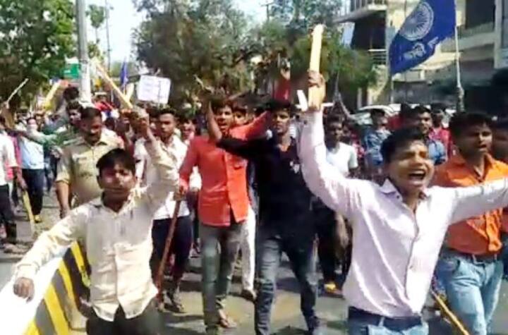 सहारनपुर में भीड़ ने कई बसों को क्षतिग्रस्त कर दिया. बड़े पैमाने पर विरोध करते हुए युवा शहर में प्रदर्शन कर रहे हैं.