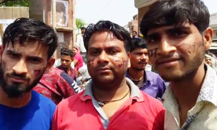 शामली में प्रदर्शनकारियों ने अपने माथे और चेहरे पर ''जय भीम'' लिख रखा है. शहर में जाम की स्थिति बनी हुई है.