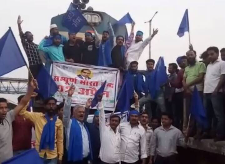 अररिया में भी प्रदर्शनकारियों ने ट्रेन को रोका और उस पर चढ़ कर नारेबाजी की. इस प्रदर्शन के कारण कई ट्रेनों के संचालन पर असर पड़ा है.