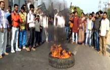 बिहार में प्रदर्शनकारियों ने किया रेलवे ट्रैक पर कब्जा, कई जगहों पर हिंसात्मक हुआ प्रदर्शन