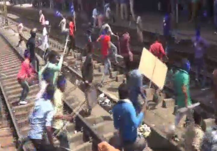 गया में तो प्रदर्शनकारी काफी उग्र हो गए और पुलिसवालों को भी दौड़ा लिया. इन लोगों ने रेलवे ट्रैक पर कब्जा कर लिया और खूब हंगामा किया.