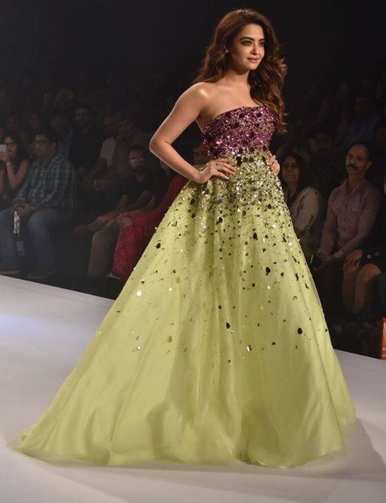   सुरवीन को हाल ही में बॉम्बे टाइम्स के फैशन वीक में देखा गया था. बता दें जिस दौरान वह रैंप पर उतरीं सब की निगाहें उन पर जा कर टिक गईं.