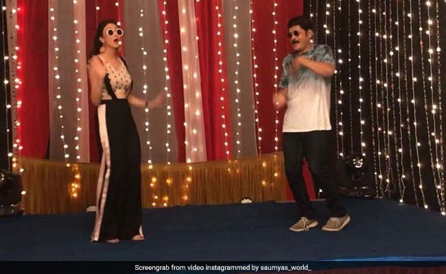 soumya tandon and tiwari viral dance video from the set of bhabhi ji ghar par hain  Video: तिवारी जी को गोरी मेम ने मारी 'अखियों से गोली', अब क्या करेंगी अंगूरी भाभी