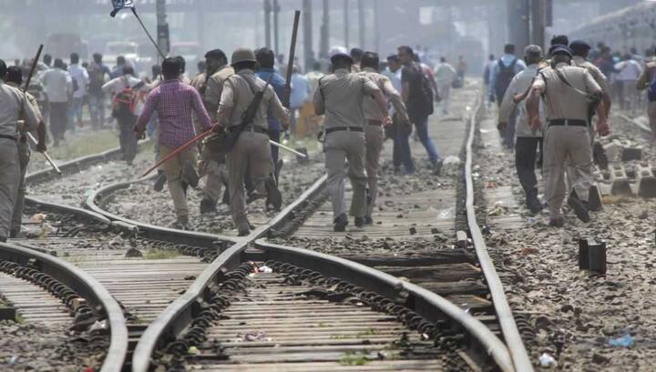 एससी एसटी एक्ट में बदलाव के खिलाफ भारत बंद के दौरान देशभर में भारी हंगामा हो रहा है. देशभर के 14 राज्य दलितों के भारत बंद से प्रभावित हैं.