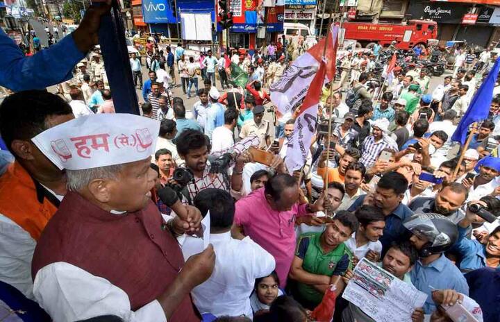 हिंसा का सबसे ज्यादा असर मध्यप्रदेश, राजस्थान और उत्तर प्रदेश में हुआ है. मध्य प्रदेश में चार लोगों की मौत हो गई है वहीं राज्सथान के अलवर से भी एक मौत की खबर है. उत्तर प्रदेश के कई इलाकों में उपद्रवियों ने दुकानों और गाड़ियों को आग लगा दी. इस तस्वीर में आप बिहार के पूर्व सीएम और हम पार्टी के प्रमुख जीतन राम मांंझी को देख सकते हैं.