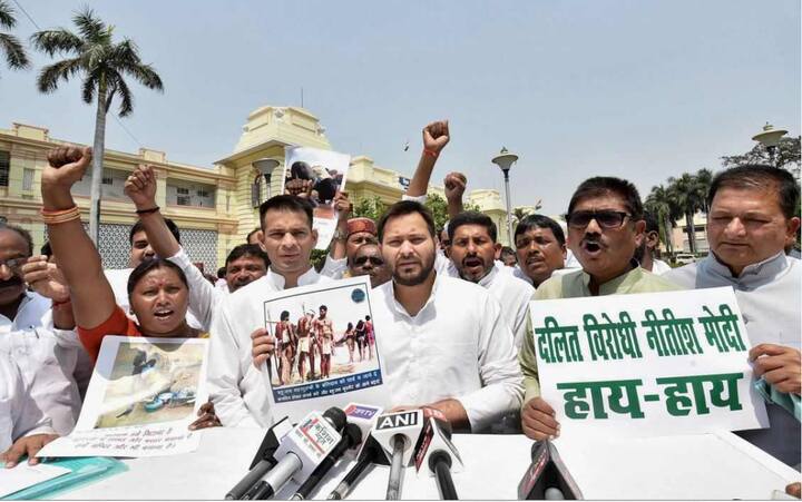 पिछले दिनों सुप्रीम कोर्ट ने एससी एसटी एक्ट के दुरुपयोग की चिंता जताते हुए कुछ बदलाव के आदेश दिए थे. जिसके बाद से विपक्ष से लेकर दलित संगठन तक प्रदर्शन कर रहे हैं. इस तस्वीर में आप बिहार के पू्र्व डिप्टी सीएम तेजस्वी यादव को देख सकते हैं. आरजेडी प्रमुख लालू के बेटे तेजस्वी में भी भारत बंद में हिस्सा लिया.