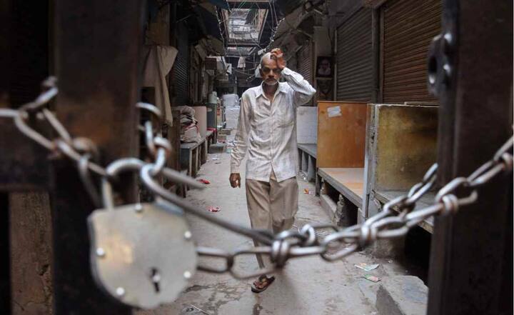 दलितों के भारत बंद पर कांग्रेस अध्यक्ष राहुल गांधी ने ट्वीट कर मोदी सरकार और आरएसएस पर निशाना साधा. उन्होंने कहा, ''दलितों को भारतीय समाज के सबसे निचले पायदान पर रखना RSS/BJP के DNA में है. जो इस सोच को चुनौती देता है उसे वे हिंसा से दबाते हैं. हजारों दलित भाई-बहन आज सड़कों पर उतरकर मोदी सरकार से अपने अधिकारों की रक्षा की माँग कर रहे हैं. हम उनको सलाम करते हैं.''