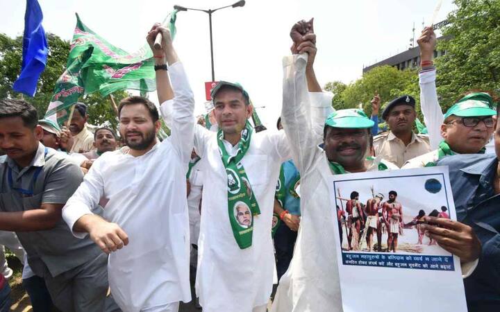 आपको बता दें कि सुप्रीम कोर्ट ने SC-ST एक्ट के दुरुपयोग पर चिंता जताई थी.