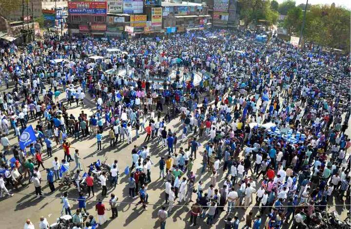 बिहार में कई जगहों पर रेल रोक कर प्रदर्शन किया जा रहा है. जहानाबाद, आरा, अररिया और नवादा में दलितों ने रेलवे ट्रैक पर उतरकर विरोध प्रदर्शन किया है.पटना में भारत बंद में के दौरान भगदड़ मे एक महिला का पैर टूट गया है. महिला को अस्पताल में भर्ती कराया गया है.