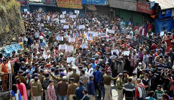 जाब में आज बस और मोबाइल इंटरनेट पर रोक लगा दी गई है. वहीं, सेना को भी अलर्ट पर रखा गया है.