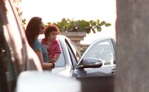 तैमूर को लेकर घूमने निकली करीना कपूर खान, मम्मी से ज्यादा बेटे ने दी कैमरे को पोज