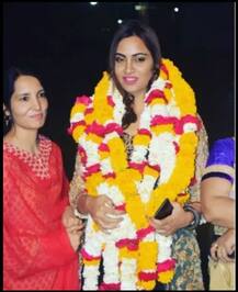 होमटाउन पहुंचने के बाद फैंस और फैमिली ने किया बिग बॉस 11 की कंटेस्टेंट अर्शी खान का स्वागत, देखें तस्वीरें