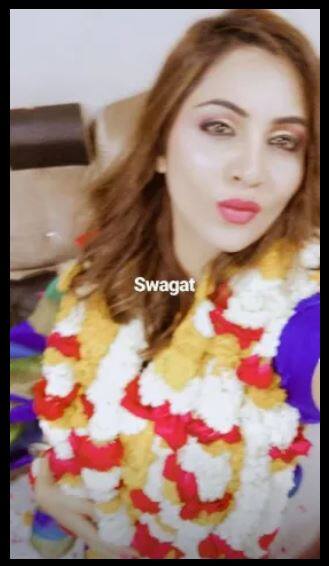अपने स्वागत किए जाने के दौरान अर्शी ने बहुत सारी तस्वीरों को इंस्टाग्राम अकाउंट पर शेयर किया है.