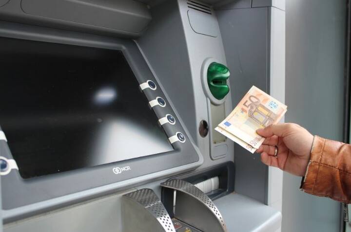 अब आप बहुत कम समय में ATM के 11 फायदों को जान सकते हैं. इस फायदे से आप लंबी-लंबी लाइनों में लगने में बच सकते हैं. वैसे अब ATM से पैसे निकालना, बैलेंस चेक ही नहीं बल्कि कुछ और नई सुविधाओं के बारे में जानिए.