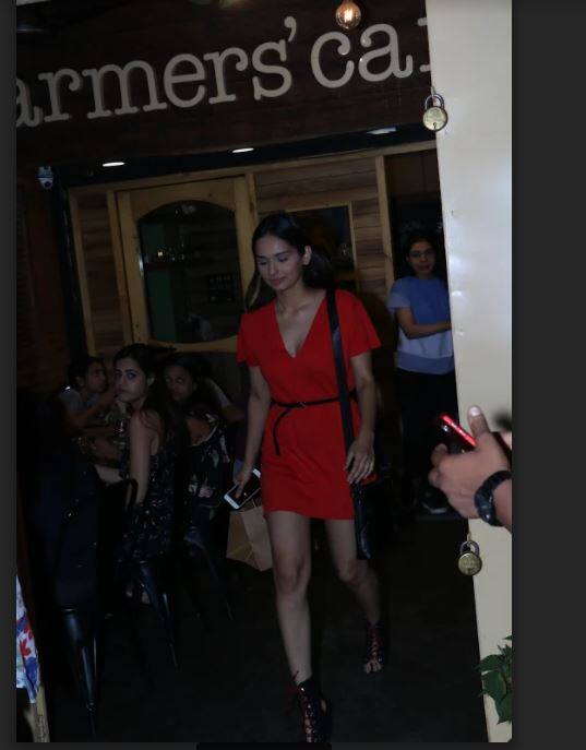 गौर करनी वाली बात हैं कि मानुषी मीडिया-फ्रेंडली भी हैं. मानुषी को इस बात की चिंता नहीं कि कोई उन्हें देख लेगा तो क्या कहेगा.