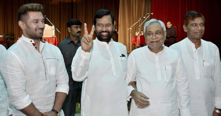 Bihar CM Nitish Kumar condoles the demise of Union Minister Ram Vilas Paswan बिहार के CM नीतीश कुमार ने कहा- राम विलास पासवान जी का जाना मेरा निजी नुकसान है