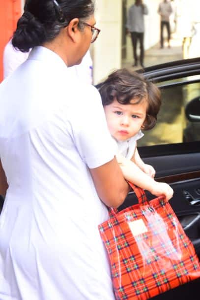 इन तस्वीरों से साफ है कि तैमूर भी कैमरा देख पोज देने में कोई कसर नहीं छोड़ते हैं. आगे देखें तैमूर की सभी तस्वीरें... (तस्वीर: मानव मंगलानी)