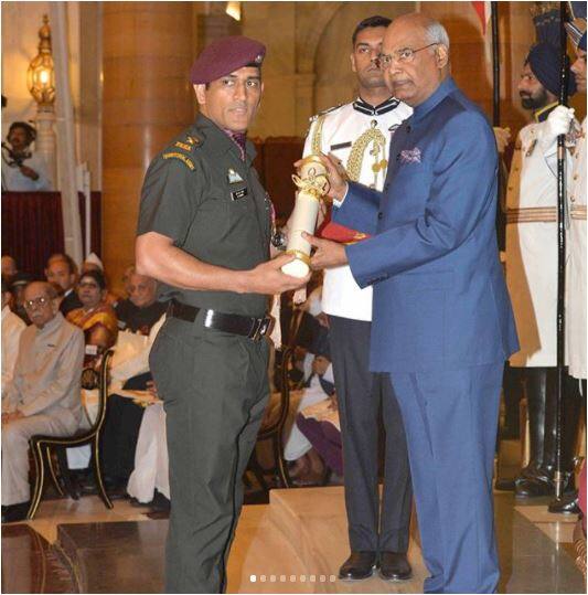 पद्म भूषण का सम्मान लेने के लिए क्रिकेटर महेन्द्र सिंह धोनी सेना के ड्रेस में पहुंचे थे. 