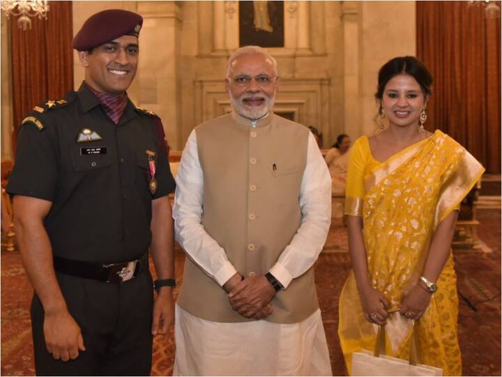 इस तस्वीर में आप धोनी और उनकी पत्नी को प्रधानमंत्री मोदी के साथ देख सकते हैं.  