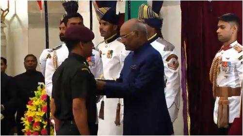 बता दें कि धोनी को लेफ्टिनेंट कर्नल की मानद उपाधि मिली हुई है. 
