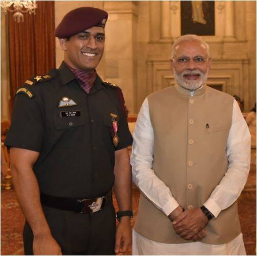समारोह में सम्मानित होने के बाद धोनी ने प्रधानमंत्री मोदी के साथ फोटो भी खिंचवाई.