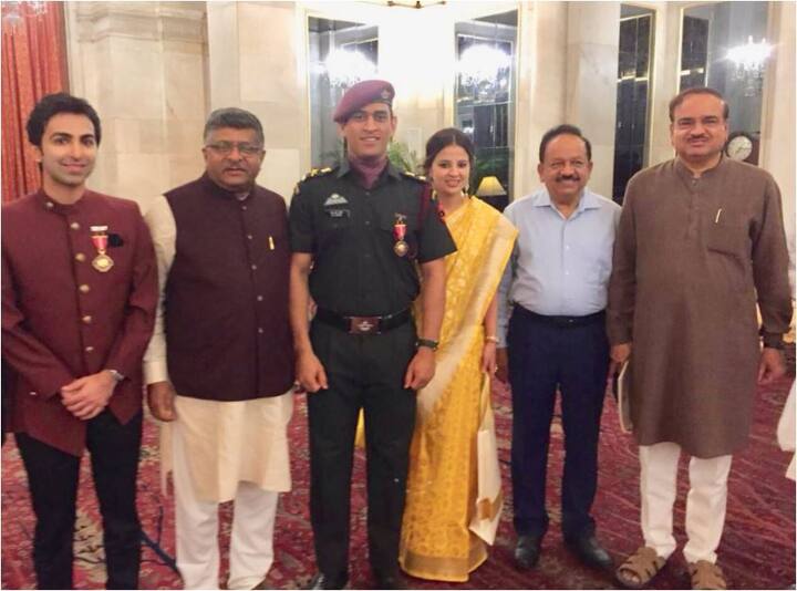 राष्ट्रपति भवन में आयोजित इस समारोह के दौरान धोनी की पत्नी साक्षी भी मौजूद थीं. 